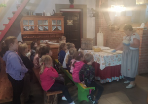 Dzieci słuchają instrukcji, jak się robi chleb.
